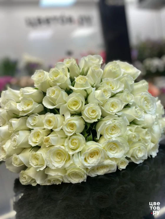 45 белых роз